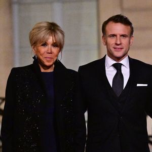 Le président Emmanuel Macron et sa femme Brigitte Macron arrivant au dîner d'état donné en l'honneur du couple présidentiel d'Angola au palais de l'Elysée à Paris le 17 janvier 2025.
© Christian Liewig / Bestimage