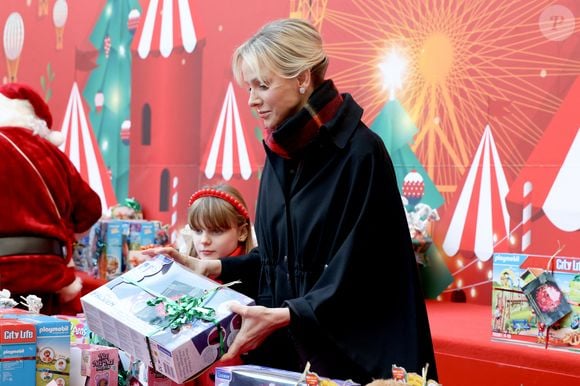 Sur la vidéo postée sur leur compte Instagram, on voit une pièce peinte d'un joli bleu chaleureux dans laquelle se trouve leur merveilleux sapin de Noël.  

La princesse Gabriella de Monaco, comtesse de Carladès, La princesse Charlène de Monaco - La famille princière de Monaco offre les traditionnels cadeaux de Noël aux enfants monégasques dans la Cour du Palais Princier, le 18 décembre 2024. 

© Claudia Albuquerque / Bestimage