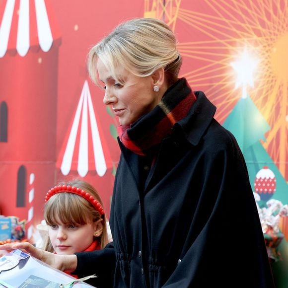 Sur la vidéo postée sur leur compte Instagram, on voit une pièce peinte d'un joli bleu chaleureux dans laquelle se trouve leur merveilleux sapin de Noël.  

La princesse Gabriella de Monaco, comtesse de Carladès, La princesse Charlène de Monaco - La famille princière de Monaco offre les traditionnels cadeaux de Noël aux enfants monégasques dans la Cour du Palais Princier, le 18 décembre 2024. 

© Claudia Albuquerque / Bestimage