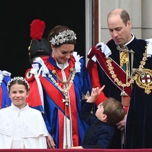 La famille royale britannique salue la foule sur le balcon du palais de Buckingham lors de la cérémonie de couronnement du roi d'Angleterre à Londres