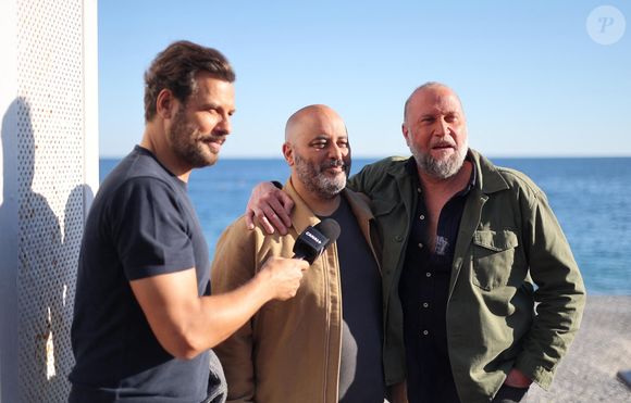 "Il a mis un Efferalgan dans sa bouche et ça s’est mis à mousser, il a fait mine d’agoniser, ça a terrorisé mes employés”, racontait-il. 

Laurent Lafitte, Jérôme Commandeur, François Damiens
 - Photocall du film "T'as pas Changé" réalisé par J. Commandeur 
dans le cadre de la 7ème édition du festival Cineroman à Nice le 29 Septembre 2025. © Dominique Jacovides - Bruno Bebert / Bestimage