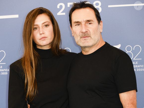 C’est ce 5 octobre 2025, sur le plateau de "20h30, le dimanche" face à Laurent Delahousse, qu’il a fait le pitch du film "Chien 51" dont il partage l'affiche avec Adèle Exarchopoulos.

Gilles Lellouche, Adèle Exarchopoulos posent lors du photocall du film "Chien 51" pendant le 82ème Festival International du Film de Venise le 06 septembre 2025 à Venise, Italie. Photo by Marco Piovanotto/Abacapress.com