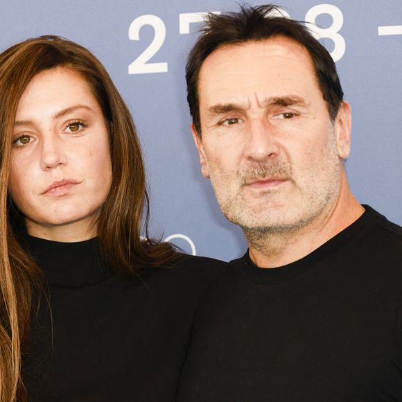 C’est ce 5 octobre 2025, sur le plateau de "20h30, le dimanche" face à Laurent Delahousse, qu’il a fait le pitch du film "Chien 51" dont il partage l'affiche avec Adèle Exarchopoulos.

Gilles Lellouche, Adèle Exarchopoulos posent lors du photocall du film "Chien 51" pendant le 82ème Festival International du Film de Venise le 06 septembre 2025 à Venise, Italie. Photo by Marco Piovanotto/Abacapress.com