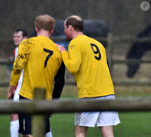 Le prince William, duc de Cambridge et le prince Harry participent au match de football Christmas Eve à Kings Lynn le 24 décembre 2015. AGENCE / BESTIMAGE