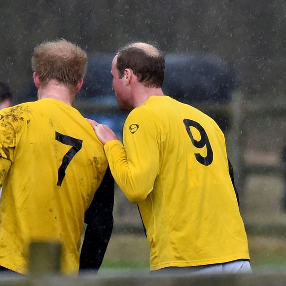 Le prince William, duc de Cambridge et le prince Harry participent au match de football Christmas Eve à Kings Lynn le 24 décembre 2015. AGENCE / BESTIMAGE