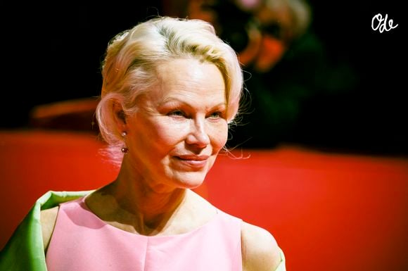 L'objectif de la gamme est de protéger la barrière cutanée, de respecter le rythme naturel de la peau et de l'apaiser pour s'assumer pleinement, sans avoir besoin de se cacher sous du maquillage.

Pamela Anderson - Première du film « Rosebush Pruning » lors de la 76e édition du Festival international du film de Berlin (La Berlinale 2026), le 15 février 2026.