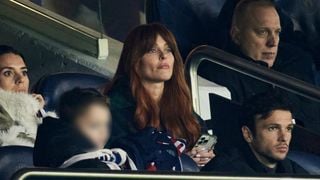 Caroline Receveur, en pleine reconstruction, s'affiche au Parc des princes avec une nouvelle chevelure, son fils Marlone et son mari Hugo