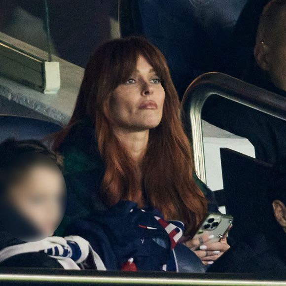 L'influenceuse de 37 ans Caroline Receveur, révélée en 2008 dans l'émission "Secret Story" sur TF1, s'est affichée souriante et plus belle que jamais, avec sa nouvelle chevelure.
Caroline Receveur, son mari Hugo Philip et leur fils Marlon dans les tribunes du match de Ligue 1 McDonald's opposant le Paris Saint-Germain (PSG) à Lyon (3-1) au Parc des Princes à Paris.