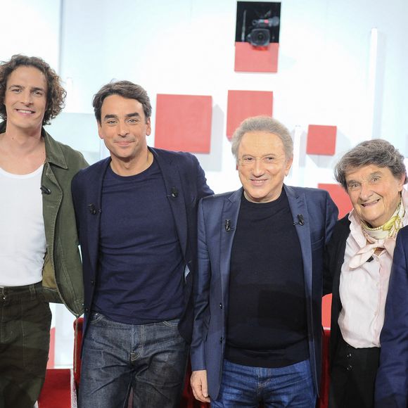 Exclusif - Pauline Deroulede, Paul de Saint-Sernin, sa grand-mère Régine de Caix, Julian Bugier, Michel Drucker et Emmanuel Chaunu - Enregistrement de l'émission Vivement dimanche au studio rive gauche presentée par M. Drucker avec une diffusion sur France 3 le 23 novembre. © Guillaume Gaffiot/Bestimage