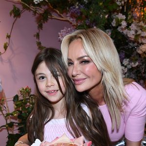Semi-exclusif - Adriana Karembeu avec sa fille Nina - A l'occasion de la fête des Mères, Adriana Karembeu et Lenôtre s'associent pour créer l'entremets "Nina" au Pré Catelan à Paris le 29 avril 2025.
Cette création à quatre mains est le fruit d'une complicité artistique entre Adriana Karembeu, icône internationale de la mode, ambassadrice engagée, maman au grand cœur et Étienne Leroy Chef Patissier Lenôtre el Champion du Monde de la Pâtisserie.
Pensé comme une rose à offrir, l'entremets « Nina » est symbole de tendresse, de lien et de partage. Cette co-création soutient la Croix-Rouge française, 5% des bénéfices seront reversés à l'association, auprès de laquelle Adriana Karembeu est ambassadrice depuis plus de 25 ans. © Rachid Bellak/Bestimage