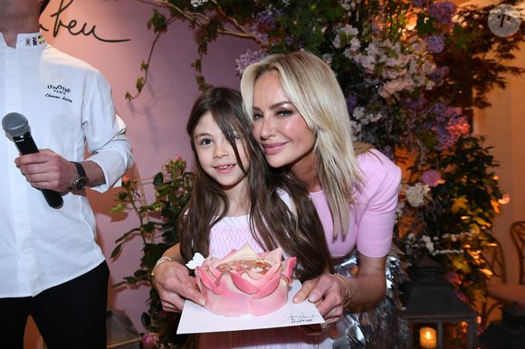 Semi-exclusif - Adriana Karembeu avec sa fille Nina - A l'occasion de la fête des Mères, Adriana Karembeu et Lenôtre s'associent pour créer l'entremets "Nina" au Pré Catelan à Paris le 29 avril 2025.
Cette création à quatre mains est le fruit d'une complicité artistique entre Adriana Karembeu, icône internationale de la mode, ambassadrice engagée, maman au grand cœur et Étienne Leroy Chef Patissier Lenôtre el Champion du Monde de la Pâtisserie.
Pensé comme une rose à offrir, l'entremets « Nina » est symbole de tendresse, de lien et de partage. Cette co-création soutient la Croix-Rouge française, 5% des bénéfices seront reversés à l'association, auprès de laquelle Adriana Karembeu est ambassadrice depuis plus de 25 ans. © Rachid Bellak/Bestimage
