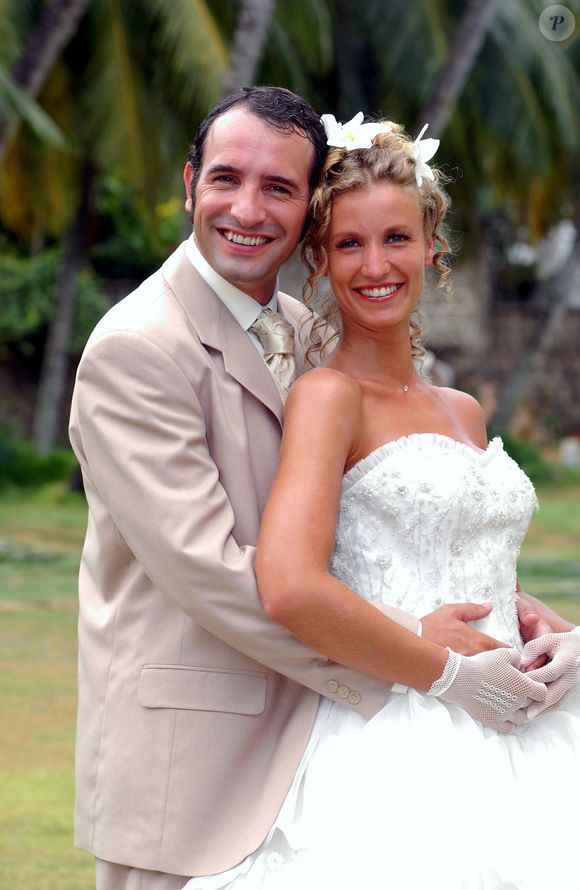Ils ont vécu une idylle jusqu'en 2013.

Archives - Aux Seychelles, Jean Dujardin et Alexandra Lamy se marient dans la série "Un gars, une fille". GONGORA Marie-Anne via Bestimage