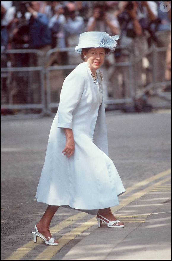 Dans son dernier livre, l'auteure émet l'hypothèse que la sœur de la reine Elizabeth II aurait souffert du syndrome d’alcoolisation fœtale (SAF) à la naissance

La princesse Margaret lors du mariage de Sarah Armstrong Jones et Daniel Chatto à Londres.
Crédit : ALPHA AGENCY / BESTIMAGE
