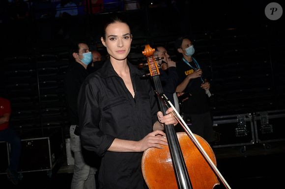 Exclusif - Catherine Robert , la compagne de Vianney  - Backstage artistes - Direct de l'émission "Tous ensemble pour la musique" pour la fête de la musique 2020 à l'AccorHotels Arena à Paris le 19 juin 2020.
© Cyril Moreau / Veeren Ramsamy / Bestimage