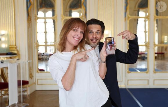Aujourd'hui, la brillante scénographe partage sa vie avec le célèbre baryton lyrique Laurent Arcaro.

Exclusif -  Stéfanie Jarre et son compagnon Laurent Arcaro en Face Time avec Michel Drucker - Michel Drucker assiste en FaceTime à la cérémonie de remise des insignes de commandeure de l'ordre national du mérite à Jacqueline Franjou 
DOMINIQUE JACOVIDES / BESTIMAGE