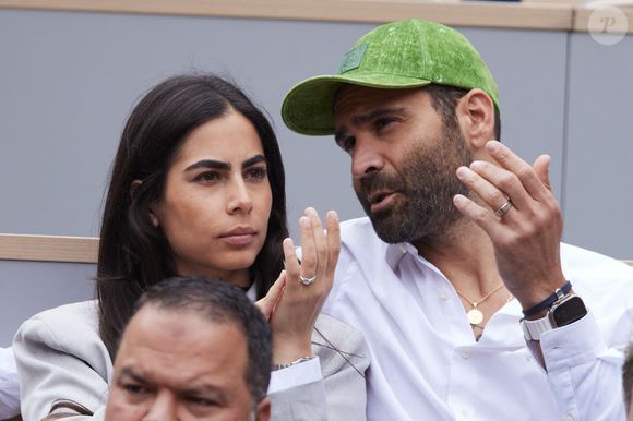Le chanteur Ycare et sa femme Renna Hawili dans les tribunes au même moment dans les tribunes des Internationaux de France de tennis de Roland Garros 2024 à Paris, France, le 2 juin 2024. Photo par JACOVIDES-MOREAU / BESTIMAGE