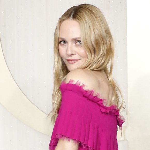 Une main de fer dans un gant de velours !

Vanessa Paradis - Gala d'ouverture de la Saison de Danse 2024/2025 à l'Opera National Palais Garnier à Paris le 1er octobre 2024. © Marc Ausset-Lacroix/Bestimage