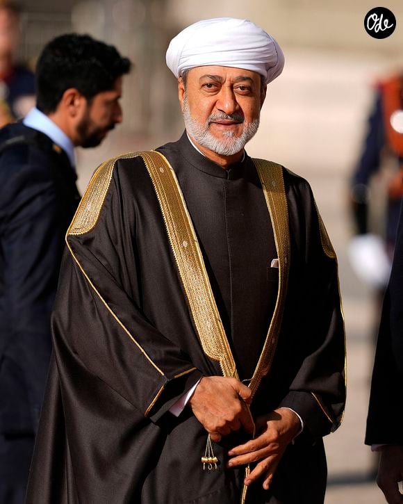 Construit en 2008 par le chantier allemand Lürssen, ce navire de 155 mètres appartient à la famille royale d'Oman. 

Le roi Felipe VI d'Espagne et la reine Letizia lors de la cérémonie d'accueil du sultan d'Oman Haïtham ben Tariq à Madrid le 4 novembre 2025.

© Alterphotos / PsnewZ / Bestimage