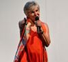 "Nyima est entré officiellement dans la famille. Maman deux fois, qui l'eût cru ?", écrit Véronique Jannot. A son message, l'artiste a joint une photo d'elle, aux côtés de Nyima, le jeune homme qu'elle a adopté.
Véronique Jannot durant la 2ème soirée de la seconde édition des Théâtrales d'Eze avec Mélanie Page dans la pièce "Je m'appelle Georges" à l'oppidum du Col d'Eze, le 3 août 2024. © Bruno Bebert / Bestimage
