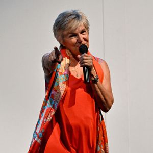 "Nyima est entré officiellement dans la famille. Maman deux fois, qui l'eût cru ?", écrit Véronique Jannot. A son message, l'artiste a joint une photo d'elle, aux côtés de Nyima, le jeune homme qu'elle a adopté.

Véronique Jannot durant la 2ème soirée de la seconde édition des Théâtrales d'Eze avec Mélanie Page dans la pièce "Je m'appelle Georges" à l'oppidum du Col d'Eze, le 3 août 2024. © Bruno Bebert / Bestimage