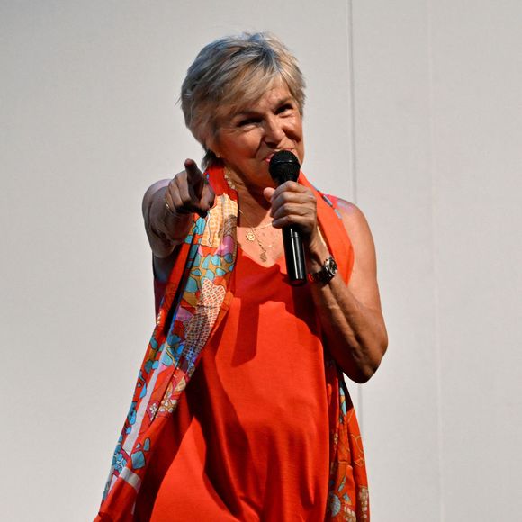 "Nyima est entré officiellement dans la famille. Maman deux fois, qui l'eût cru ?", écrit Véronique Jannot. A son message, l'artiste a joint une photo d'elle, aux côtés de Nyima, le jeune homme qu'elle a adopté.

Véronique Jannot durant la 2ème soirée de la seconde édition des Théâtrales d'Eze avec Mélanie Page dans la pièce "Je m'appelle Georges" à l'oppidum du Col d'Eze, le 3 août 2024. © Bruno Bebert / Bestimage