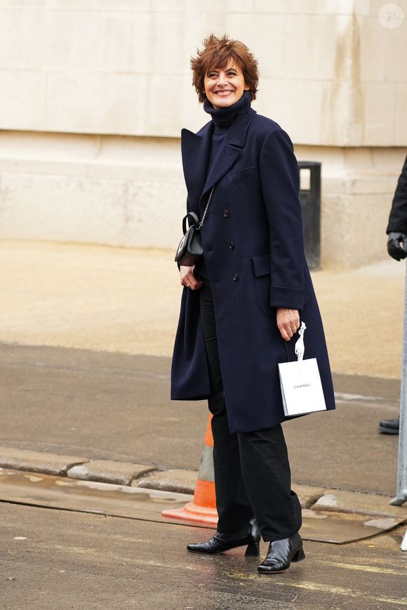 Une manière aussi pour celle qui est en couple  avec Denis Olivennes depuis 2009 de se souvenir de l'époque en backstage lorsqu'elle était top model

Inès de la Fressange - Les célébrités au défilé Chanel "Collection Haute Couture Printemps/Eté 2025" lors de la Fashion Week de Paris (PFW), le 28 janvier 2025