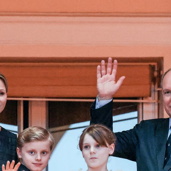Le prince Albert II de Monaco, la princesse Charlène de Monaco et leurs enfants au balcon du palais princier lors de la procession de la Fête Dieu sur la place du Palais à Monaco, le 19 juin 2025.

Photo : Bruno Bebert / Bestimage