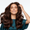 Ralentir la pousse des cheveux blancs, c'est possible : cette spécialiste nous explique comment !