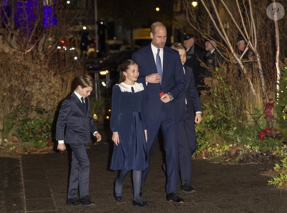 Plusieurs habitants ont exprimé leur mécontentement dans les colonnes de “The Daily Mirror”, évoquant des restrictions d’accès à certaines zones du parc de Windsor.

Le prince William, Kate Middleton, le prince George, le prince Louiset la princesse Charlotte assistent à la cérémonie de chants "Together At Christmas" à l'abbaye de Westminster. Photo par Backgrid UK/ Bestimage