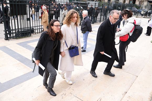 Clara Paban, Olivia Courbis arrivant à la cérémonie funéraire de Rolland Courbis à l'église de la Madeleine à Paris, France, le 14 janvier 2026. Photo par Jerome Domine/ABACAPRESS.COM