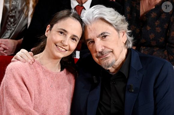 Il se ressource auprès de son épouse Luana.

Exclusif - Serge Lama et son épouse Luana Santonino - Enregistrement de l'émission "Vivement dimanche" au studio Gabriel à Paris le 23 janvier 2024, diffusée le 11 février 2024 sur France 3.
© Guillaume Gaffiot / Bestimage