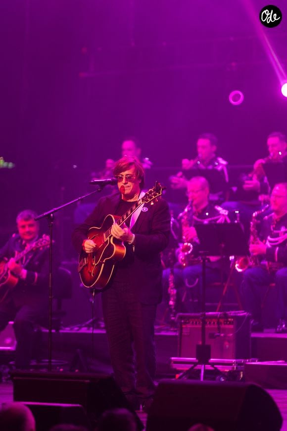 Thomas Dutronc lors du concert solidaire "Sentinelles d'un soir" à la Salle Pleyel à Paris, France, le 20 mars 2026. À l’instar des éditions 2024 et 2025, ce nouveau concert « Sentinelles d’un soir » rassemblera une fois de plus les plus grandes figures de la scène musicale française aux côtés des formations les plus prestigieuses des armées. Cet événement sera, cette année encore, placée sous le sceau de l’excellence musicale et de la créativité. © Tiphaine Praud_Lebely/Bestimage