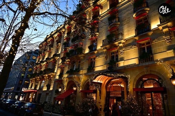 L'hôtel Plaza Athénée au 25 Avenue Montaigne - Illustration des Illuminations de Noël dans les rues de Paris le 26 novembre 2024. © Christian Liewig/Bestimage