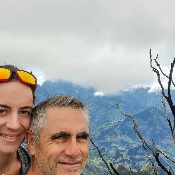 La famille s'est agrandi avec plusieurs chiots heureux de retrouver leur maître 

Laurent Jalabert et Marion sur Instagram