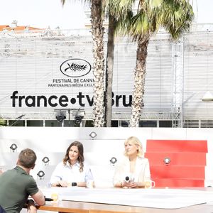 Exclusif - Flavie Flament, Charlotte Lipinska, Camille Dahan, Mathieu Kassovitz et Julie Gayet sur le plateau de l'émission Télématin en marge du 78ème Festival International du Film de Cannes, France, le 22 mai 2025. © Jack Tribeca/Bestimage