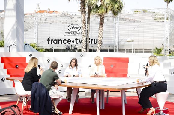 Exclusif - Flavie Flament, Charlotte Lipinska, Camille Dahan, Mathieu Kassovitz et Julie Gayet sur le plateau de l'émission Télématin en marge du 78ème Festival International du Film de Cannes, France, le 22 mai 2025. © Jack Tribeca/Bestimage