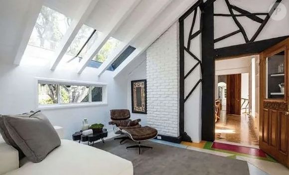Qu'elle avait achetée aux enfants du musicien Frank Zappa

Lady Gaga vend sa maison de Los Angeles à Elizabeth Lizzy Jagger pour 6,5 millions de dollars. Anciennement acquise par F.Zappa, la propriété, composée de six chambres et cinq salles de bains, avait été achetée environ 5,3 millions de dollars par la chanteuse et actrice en 2016. Le 19 novembre 2021.
Backgrid UK/ Bestimage