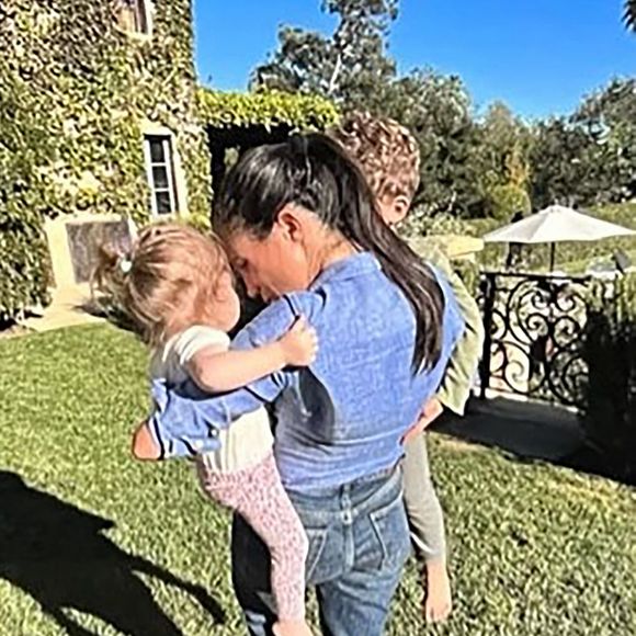 Sur les clichés, on découvre presque toute la petite famille (avec des casquettes Mickey et Minnie) enchainer les manèges. 

Meghan Markle, duchesse de Sussex, dévoile des photos et des vidéos inédites de ses enfants Archie et Lilibet dans "Harry & Meghan" (Netflix). Le 15 décembre 2022