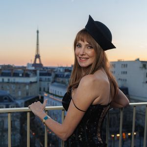 Les cambrioleurs ont été surpris par son colocataire, ce dernier pratiquant le Krav Maga.

Frédérique Bel - Photocall du défilé Pressiat "Collection Femme Prêt-à-Porter Automne/Hiver 2026-2027" lors de la Fashion Week de Paris (PFW) le 3 mars 2026. © Sébastien Fremont/Bestimage