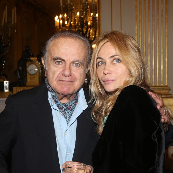 "Il se foutait totalement de la bienséance" révélait l'actrice quelques années après la disparition de son papa.

Rétro - Guy Béart fait ses adieux à la scène - Archives. Guy Béart et sa fille Emmanuelle Béart à Paris en 2012 © Agence / Bestimage