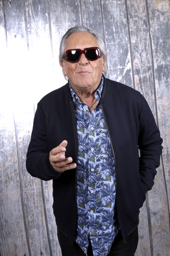 Finalement, Gilbert et Nikole sont tombés sur des messages qui ne trompaient pas : 'Lorsque j'ai reçu un peu plus tard des messages enflammés du genre 'Je t'embrasse partout !', mes doutes étaient confirmés.'

Exclusif - Portrait de Gilbert Montagné lors de l'enregistrement de l'émission "Chez Jordan de Luxe" à Paris. Le 30 septembre 2024
© Cédric Perrin / Bestimage