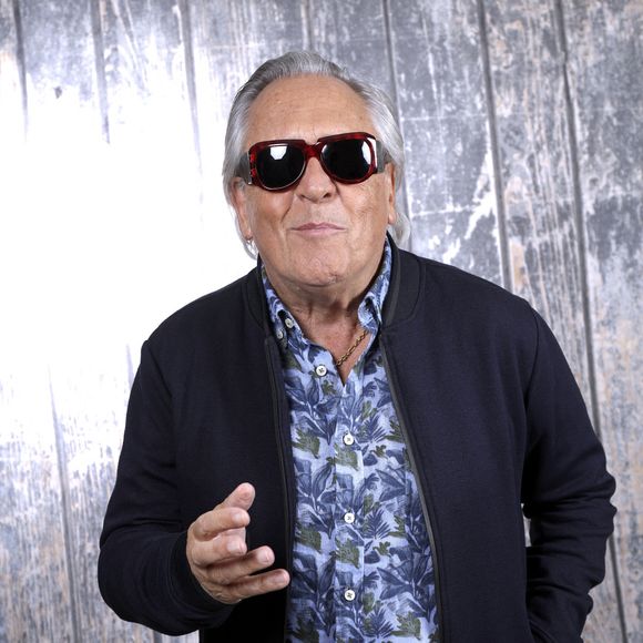 Finalement, Gilbert et Nikole sont tombés sur des messages qui ne trompaient pas : 'Lorsque j'ai reçu un peu plus tard des messages enflammés du genre 'Je t'embrasse partout !', mes doutes étaient confirmés.'

Exclusif - Portrait de Gilbert Montagné lors de l'enregistrement de l'émission "Chez Jordan de Luxe" à Paris. Le 30 septembre 2024
© Cédric Perrin / Bestimage