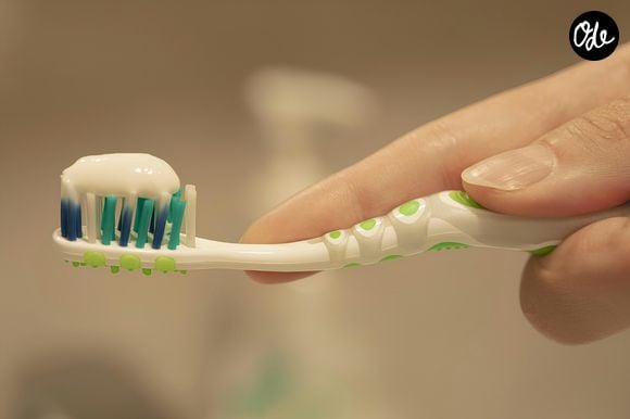 Mélanger du dentifrice et du bicarbonate de soude : à quoi cela sert et pourquoi cette astuce est recommandée