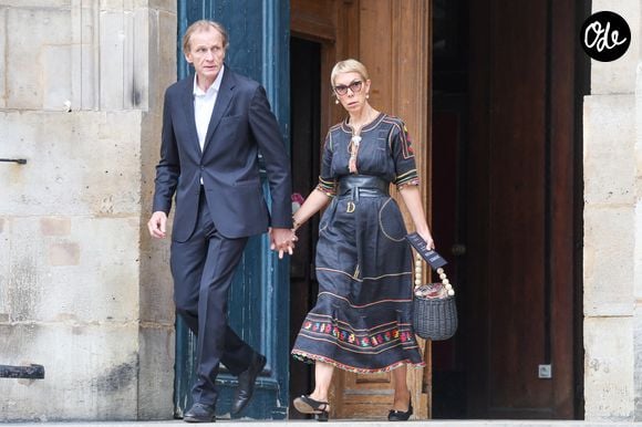 Les obsèques du couple ont été organisées séparément dans deux églises parisiennes.

Mathilde Favier et son compagnon Nicolas Altmayer aux obsèques de Thierry Ardisson en l’église Saint-Roch de Paris, France, le 17 juillet 2025.

© Clovis-Jacovides/Bestimage