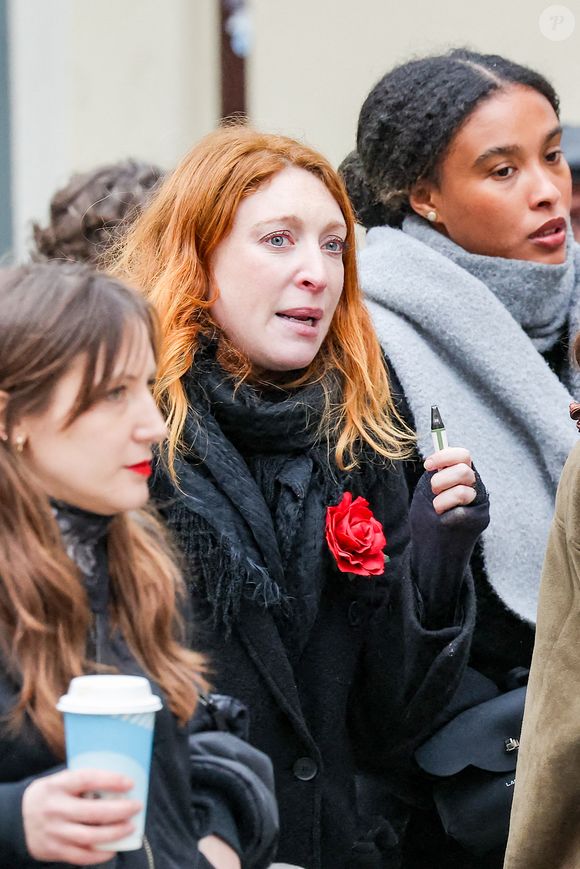 Sarah Stern, la belle-fille de la défunte - Arrivées aux obsèques de C.Laborde en l’église Saint-Roch à Paris, le 6 février 2025. Décédée le 28 janvier 2025 à l'âge de 73 ans, l'ancienne présentatrice météo de TF1 (1988 - 2017) était atteinte de la maladie neurodégénérative à corps de Lewy. 
© Jacovides - Moreau / Bestimage