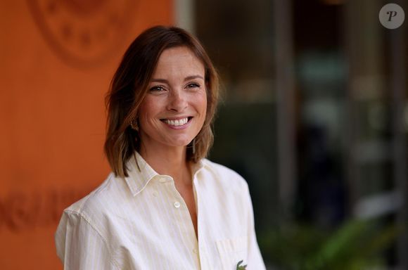 Isabelle Ithurburu - Les célébrités au village lors des Internationaux de France de Tennis de Roland Garros le 1er juin 2025. © Dominique Jacovides / Bestimage