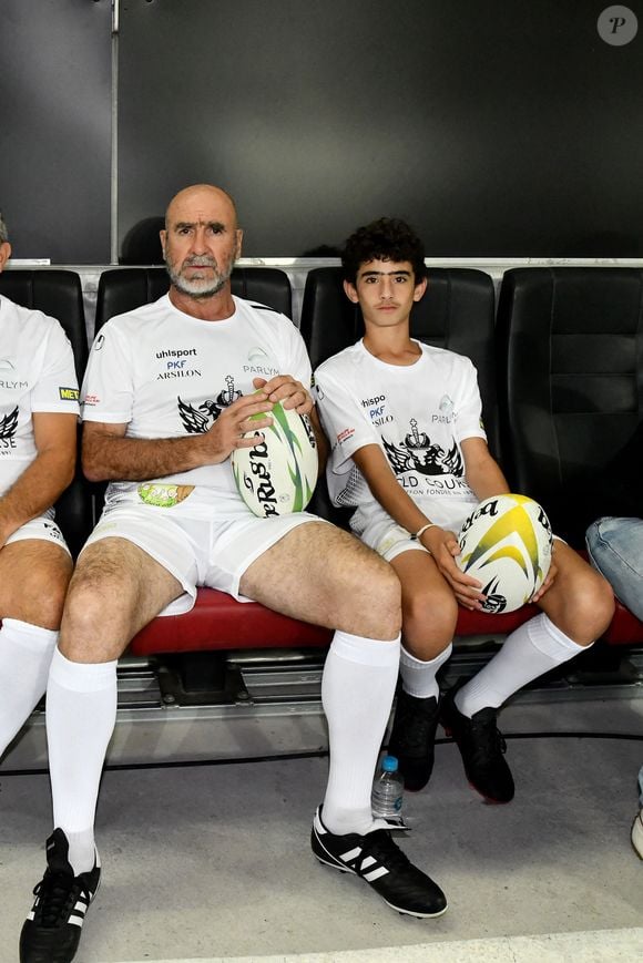Eric Cantona et son fils Emir - Match des Légendes, la rencontre qui mêle le football et le rugby au profit de l'association de P. Olmeta (ancien gardien de but et co-fondateur de l'association), "Un sourire, un espoir pour la vie" s'est déroulé à Nice à l'Allianz Riviera, le 26 septembre 2022. L'association de P. Olmetta est engagée en faveur des enfants atteints de cancer ou de maladie orpheline. © Bruno Bebert/Bestimage