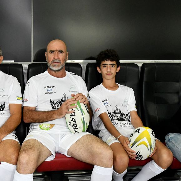 Eric Cantona et son fils Emir - Match des Légendes, la rencontre qui mêle le football et le rugby au profit de l'association de P. Olmeta (ancien gardien de but et co-fondateur de l'association), "Un sourire, un espoir pour la vie" s'est déroulé à Nice à l'Allianz Riviera, le 26 septembre 2022. L'association de P. Olmetta est engagée en faveur des enfants atteints de cancer ou de maladie orpheline. © Bruno Bebert/Bestimage