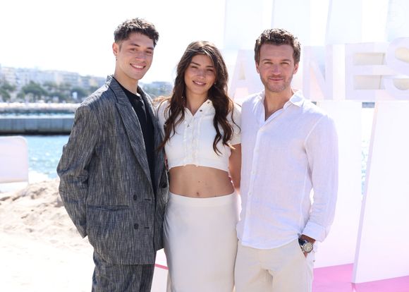 Thomas Vilan, Alexandra Favalli et Hubert Roulleau au photocall de la série "Ici tout commence" lors du festival Canneseries saison 8 à Cannes le 26 avril 2025. © Denis Guignebourg / Bestimage