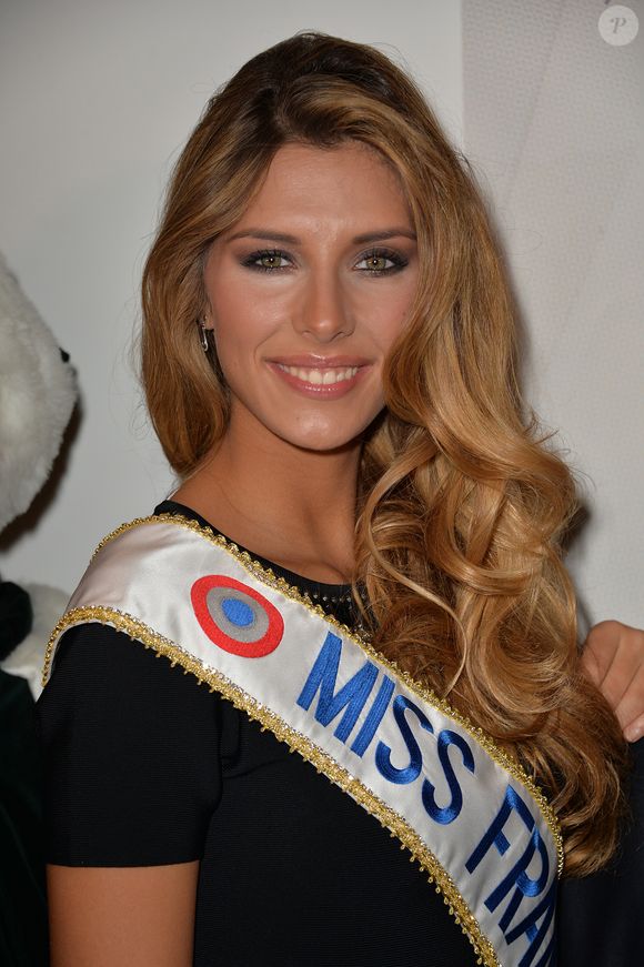 Celle qui a été élue il y a tout juste 10 ans va endosser un nouveau costume...

Camille Cerf (Miss France 2015) - Début de la tournée des "Pères Noël verts" 2014 à l'occasion des 70 ans du Secours populaire au Palais de l'Unesco à Paris le 8 décembre 2014. VEEREN / BESTIMAGE